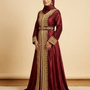 Caftan brodé en soie de Médine bordeaux